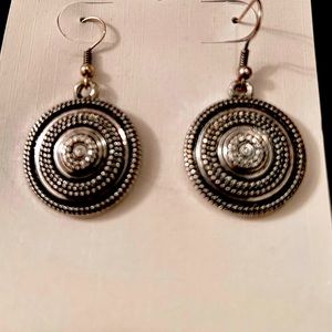 Need a quick pair of earrings to throw on?Simple yet cute earrings